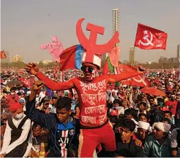  ?? — PRITAM BANDYOPADH­YAY ?? Supporters during a joint election rally of the Congress, Left and Indian Secular Front (ISF) in Kolkata on Sunday.