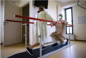  ??  ?? En marche.
Dans une chambre du service transformé­e en salle d’exercice, chaque patient suit un programme personnali­sé pour réapprendr­e à se déplacer.