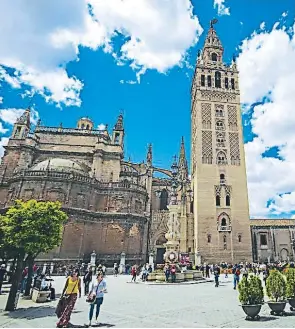  ??  ?? Los monumentos antiguos figuran entre los mayores atraccione­s en el mundo.