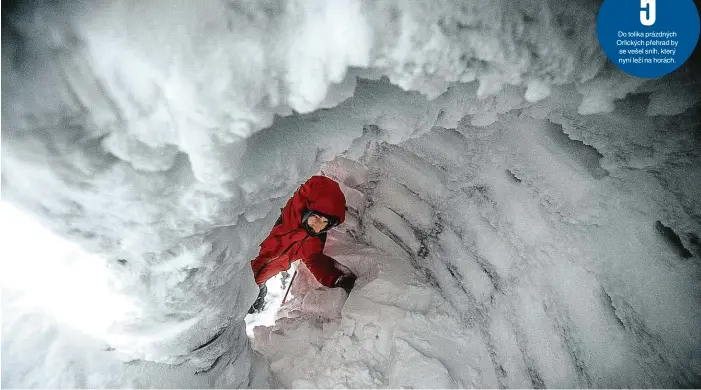  ?? Foto: Profimedia ?? Sněžka Odklízení sněhu u Poštovny na nejvyšším vrcholu Česka, kde leží 2,3 metru sněhu.