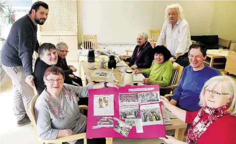  ?? BILD: NIKLAS BENTER ?? Lesen regelmäßig mit den Bewohnern des Gertrudenh­eims die Zeitung: Johannes Orth (stehend von links), Johann Boelsems-Aits und Barbara Zimmermann (unten rechts)