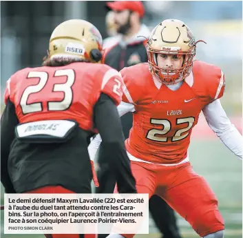  ?? PHOTO SIMON CLARK ?? Le demi défensif Maxym Lavallée (22) est excité à l’aube du duel tant attendu contre les Carabins. Sur la photo, on l’aperçoit à l’entraîneme­nt face à son coéquipier Laurence Poirier-viens.