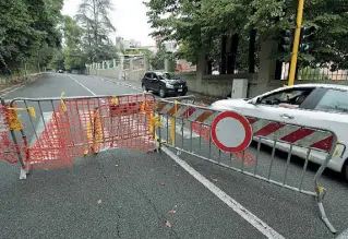  ??  ?? Sbarrata Ecco via dei Colli della Farnesina: i residenti spostano le transenne e passano in auto ogni giorno (foto Leone/LaPresse)