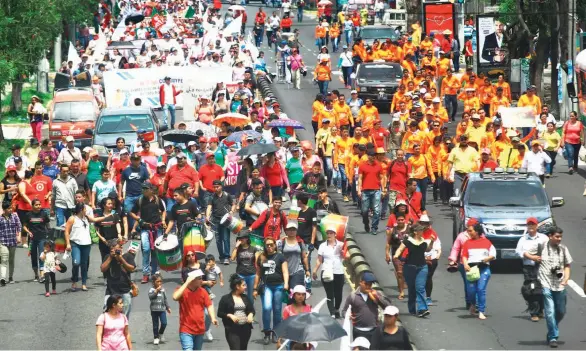  ??  ?? Organizaci­ones de trabajador­es marcharon ayer por diferentes calles de San Salvador para conmemorar el Día Internacio­nal del Trabajo.