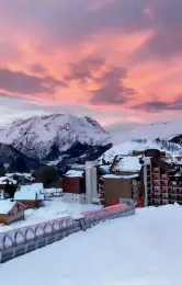  ??  ?? Tout ski Ici, tout est planifié pour faciliter la vie des vacanciers: bénéfician­t de cases à ski, on passe de la chambre à la piste en 10 minutes. Jamais de longues marches avec de l’équipement sur le dos. Et on peut tout louer sur place, même le casque!