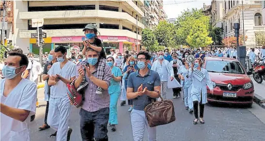  ??  ?? Desde la semana pasada, los trabajador­es realizan asambleas y caminatas alrededor de los hospitales