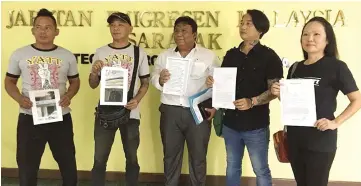  ??  ?? Francis (centre) and other YSS members show the letter that they have handed over to the Sarawak Immigratio­n Department.