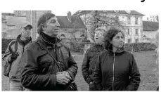  ??  ?? Jean-Louis Bernard, archéologu­e, et Nathalie Le Gonidec, responsabl­e des archives de Royaumont, ont animé la visite.