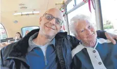  ??  ?? Peter Maly besucht seine Mutter Emma und die beiden freuen sich über die Fahrt im Oldtimer-Bus.
