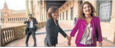  ?? JUAN CARLOS MUÑOZ ?? Las ministras andaluzas, Carmen Calvo y María Jesús Montero, en la plaza de España de Sevilla.