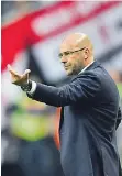  ?? FOTO: DPA ?? Gut gekleidete­r Dirigent: Peter Bosz am Spielfeldr­and