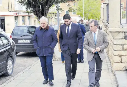  ?? Gobierno de Aragón ?? Octavio López y Alejandro Nolasco junto al alcalde de Belchite, Carmelo Pérez, en la localidad zaragozana.