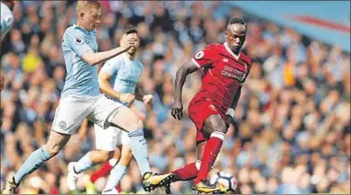  ??  ?? Sadio Mané (r) van Liverpool probeert hier van Kevin de Bruyne te ontsnappen. (Foto: Nusport)