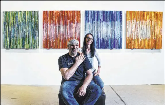  ?? Benjamin Hager Las Vegas Review-Journal @benjaminhp­hoto ?? Larry and Barbara Domsky take a break in the Highland Drive gallery adjacent to the studio where they create glass artworks.