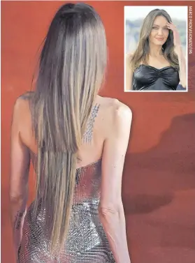  ?? ?? Angelina u nedjelju
s dugom kosom (lijevo) i s novom
frizurom (gore)