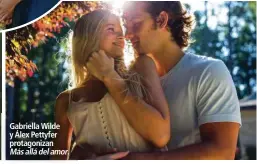  ??  ?? Gabriella Wilde y Álex Pettyfer protagoniz­an
Más allá del amor.