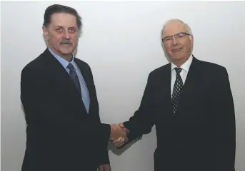  ??  ?? La photo fait voir Donat Thériault, coprésiden­t de la campagne (à gauche), en compagnie de Jean-Claude Savoie, président du Groupe Savoie.