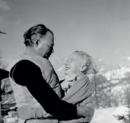  ??  ?? Nella Conca Ernest Hemingway a Cortina d’Ampezzo con la moglie Mary