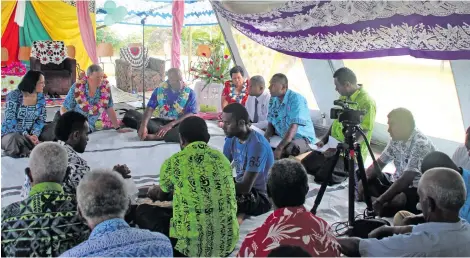  ?? Photo: Fonua Talei ?? Part of a talanoa session with Government officials at Nasau Village in Koro on Thursday, December 22, 2017.