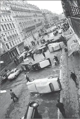  ?? AFP ?? El barrio latino de París amaneció el 11 de mayo con un paisaje de autos, algunos rotos, en poses no convencion­ales: resultado de los disturbios de la noche anterior.