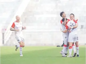  ??  ?? GOL: Lee bersama pemain Sarawak United meraikan gol pasukannya ketika bertemu Kelantan FC di Stadium Muhammad IV, Kota Bharu.