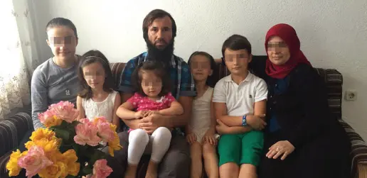  ??  ?? In Macedonia Redzep Lijmani in Macedonia con la moglie e i suoi cinque figli, uno dei quali esultò in classe per gli attentati di Parigi