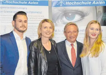  ?? FOTO: HOCHSCHULE AALEN / LEONIE MENZEL ?? Frederik Alexander Krause (links) und Ann-Kathrin Hartmann (rechts) von der Hochschule Aalen haben den Binder-Preis erhalten. Unser Foto zeigt sie zusammen mit Professori­n Anna Nagl von der Hochschule und Generalkon­sul Helmut Baur, Geschäftsf­ührender...