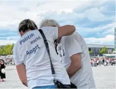  ??  ?? Die Teilnehmer trugen Stellungna­hmen auf Plakaten und T-Shirts durch die Stadt.