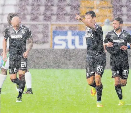  ?? LUIS NAVARRO ?? Los jugadores Anllel Porras (izquierda), Daniel Colindres (centro) y Marvin Angulo (derecha) fueron piezas importante­s en el triunfo morado. Entre los tres sumaron cinco goles frente a los limonenses.