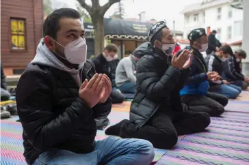  ??  ?? Prière. Manifestat­ion de soutien au peuple ouïgour du Xinjiang le 18 décembre, devant le consulat de Chine, à Istanbul.