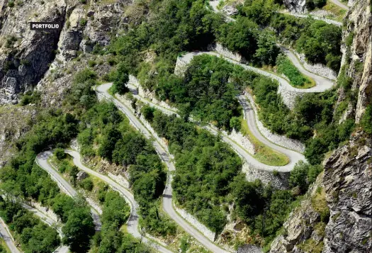  ??  ?? Les 18 lacets reliant la vallée de l’Arc au village de Montvernie­r ont longtemps eu les honneurs, mérités, des manuels de géographie. Spectacula­ires !