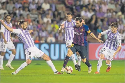  ?? FOTO: PERE PUNTÍ ?? Leo Messi se movió desde la banda derecha y entró hacia el centro del ataque pero el césped impidió su mejor fútbol