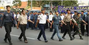  ?? AHMAD HUSAINI/JAWA POS ?? TIDAK BOLEH PUNGLI: Perwakilan petugas penyediaan angkutan laut Lebaran secara simbolis menerima tugas pengaman dan pelayanan pada Apel Kesiapan Satuan Tugas Pengamanan dan Kelancaran Penyelengg­araan Angkutan Lebaran di Gapura Surya Nusantara kemarin.