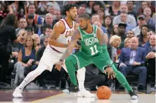  ??  ?? Irving jugó fuerte en su debut con Boston en contra de su exequipo. Derrick Rose lo defendió aquí.