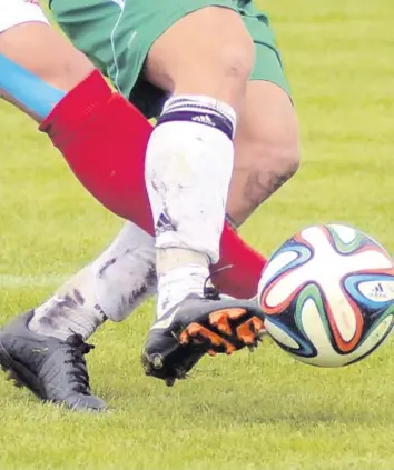  ?? Symbolfoto: Peter Kleist ?? Ab dem kommenden Wochenende rollt der Ball auch endlich wieder in den unteren Ligen. In der Region haben viele Spieler den Verein gewechselt. Die Aichacher Nachrichte­n liefern einen Überblick.