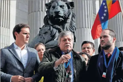  ??  ?? Albert Rivera, junto al padre de Leopoldo López ayer ante el Congreso.