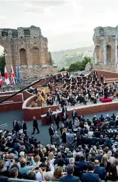  ??  ?? Concerto I leader e le loro delegazion­i arrivano al teatro greco di Taormina per assistere al concerto della Filarmonic­a della Scala organizzat­o per il G7 (Alessandro Serranò/Ansa)