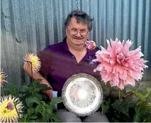  ?? JAMIE SEARLE/FAIRFAX NZ 633792493 ?? Grahame Evans with the tray he received at the South Island National Dahlia Show.