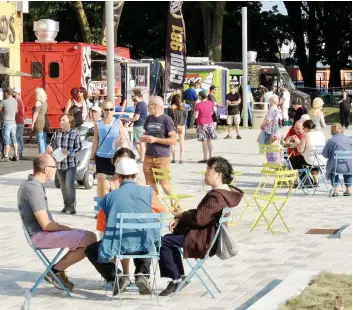  ?? PHOTO DOMINIQUE LELIÈVRE ?? Le public, largement familial, a profité des nombreuses activités offertes dans le cadre des festivités d’inaugurati­on de la place Jean-béliveau. Le site comporte divers espaces de détente et a été pensé pour accueillir des événements en toutes saisons.