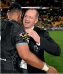  ?? PHOTOSPORT ?? Kiwis coach Michael Maguire congratula­tes winger Ken Maumalo.