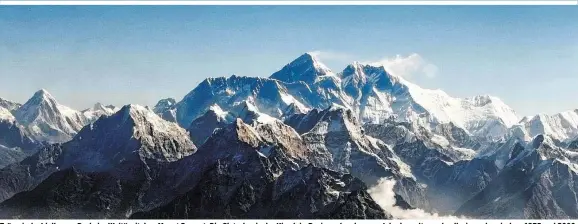 ??  ?? Trügerisch­e Idylle am „Dach der Welt“mit dem Mount Everest: Die Gletscher in der Himalaja-Region schmelzen pro Jahr doppelt so schnell wie noch zwischen 1975 und 2000