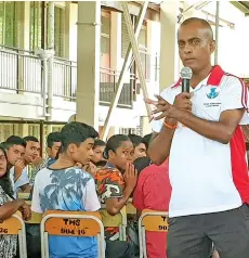  ?? Photo: Shratika Naidu ?? Tertiary Education Loans Scheme Labasa staff member talks to students gathered at the Labasa College during the roadshow in Labasa on November 28, 2020.