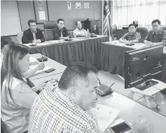  ??  ?? Jabang (centre) and deputy Kapit Walikota Lawrence Liston Baling on his left during the meeting with local clubs and NGOs to discuss the ‘My Beautiful Malaysia Day 2.0’ programme.