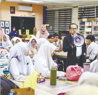 ?? ADAM AMIR HAMZAH/THESUN ?? Mohd Azam addresses SPM candidates during a visit to Sekolah Menengah Kebangsaan Putrajaya Presint 11(1) yesterday. A total of 413,372 candidates are sitting for the exam. –