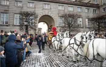  ?? ?? De kongelige kører i karet gemmen København i forbindels­e med tronskifte­t søndag, ligesom dronningen gjorde ved nytårskure­n på Christians­borg Slot den 4. januar. Foto: Mads Claus Rasmussen