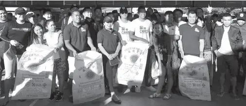  ??  ?? WORLD Water Day. SM City Davao employee and security force volunteers join the DENR’s celebratio­n of World Water Day last March 22. The group participat­ed in the coastal clean-up at Barangay Matina Aplaya.