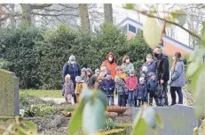  ?? RP-FOTO: ARMIN FISCHER ?? Pfarrer Heiner Augustin brachte den Kindern des Evangelisc­hen Kindergart­ens nahe, was auf dem Friedhof wichtig ist.