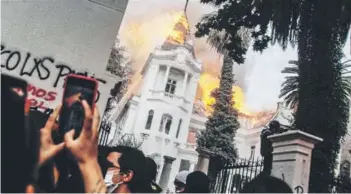  ??  ?? ►
El incendio de la sede de la U. Pedro de Valdivia ocurrió el 8 de noviembre de 2019.