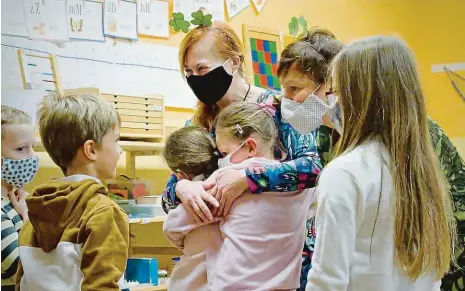  ?? Foto: Ota Bartovský, MAFRA ?? Přivítání Učitelka ZŠ v Tanvaldu se objímá po návratu do školy s nejmenšími dětmi. Starší spolužáci se k nim brzy přidají.