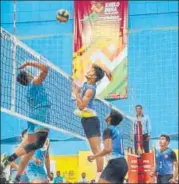  ?? MILIND SAURKAR/HT PHOTO ?? Kerala (left) defeated Tamil Nadu 3-1 in the boys U-21 volleyball final at the Games on Sunday.